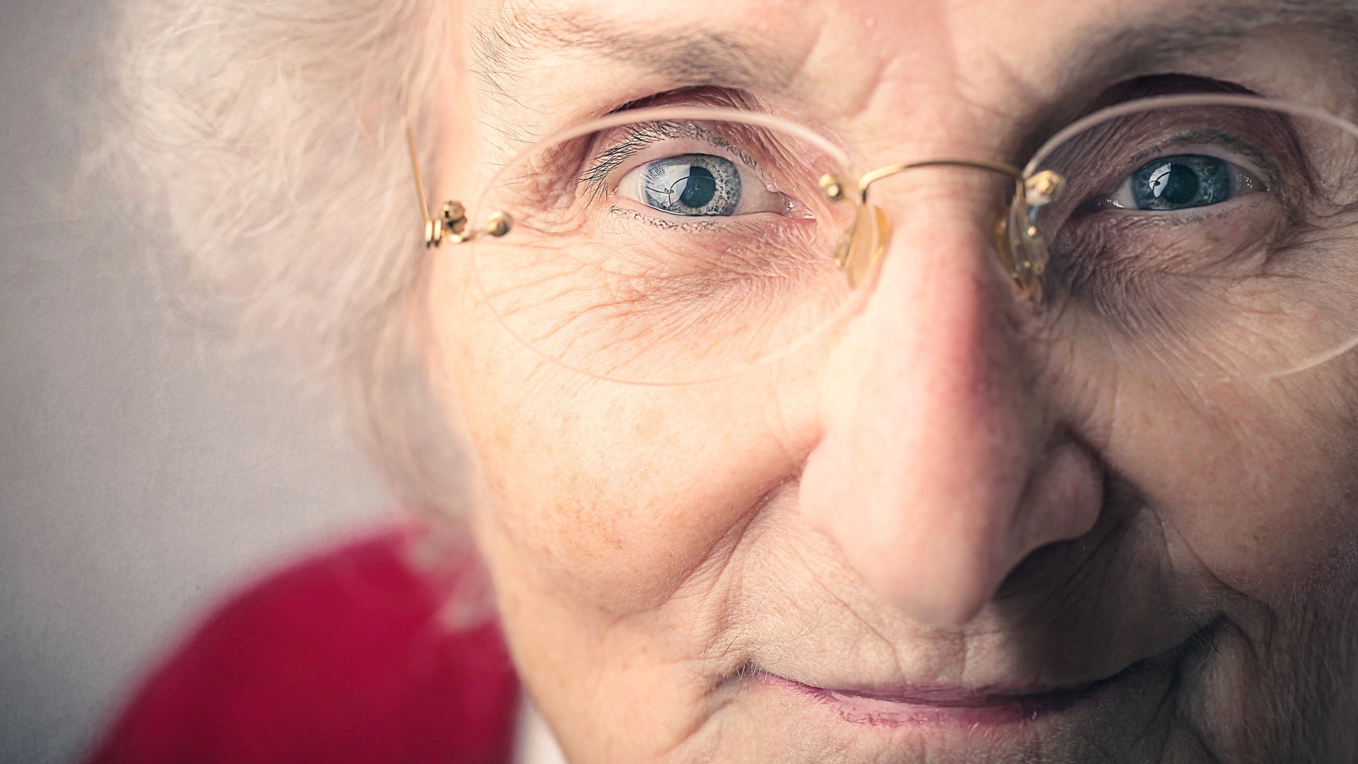 Бабушка живая. Старческое лицо в очках.