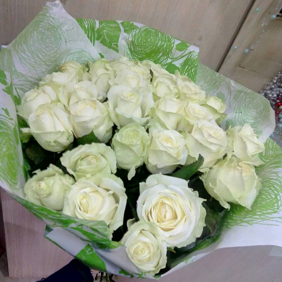 К чему снится букеты роз женщине. Шикарный букет белых роз. Букет цветов на столе дома. Букет из белых роз. Красивый букет из белых роз.